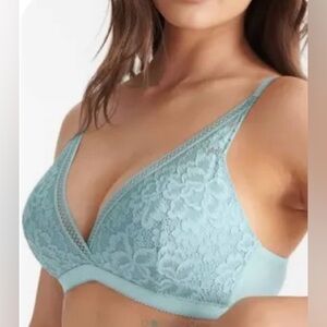 NWT* KNIX Lace Deep V Wireless Bralette in Sage - medium